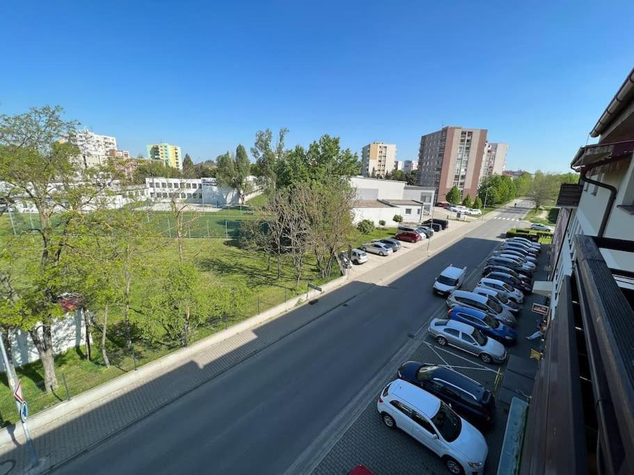 3-Bedroom Apartment In Šamorín المظهر الخارجي الصورة